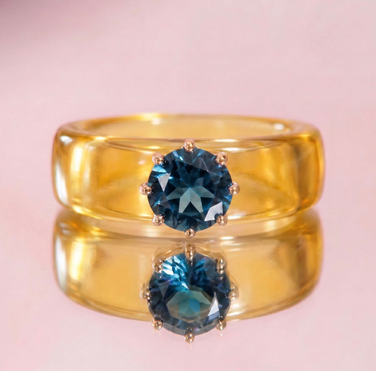 Anillo CG de topacio London Blue y resina amarilla, puesto en la mano
