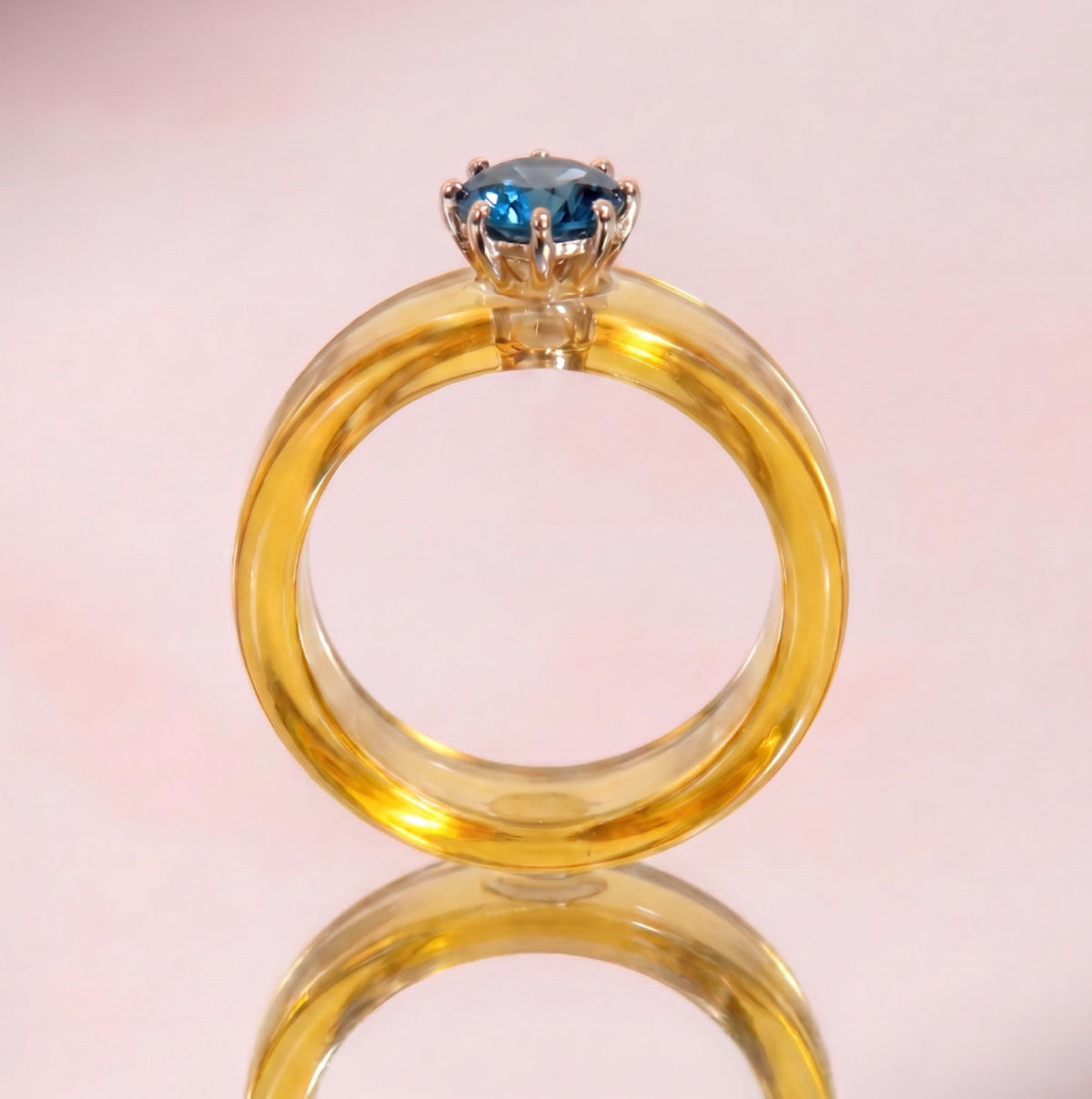 Anillo CG de topacio London Blue y resina amarilla, de frente