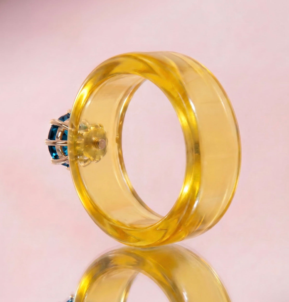 Anillo CG de topacio London Blue y resina amarilla, vista trasera