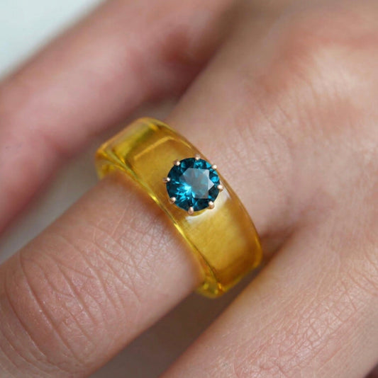 Anillo CG de topacio London Blue y resina amarilla, toma vertical