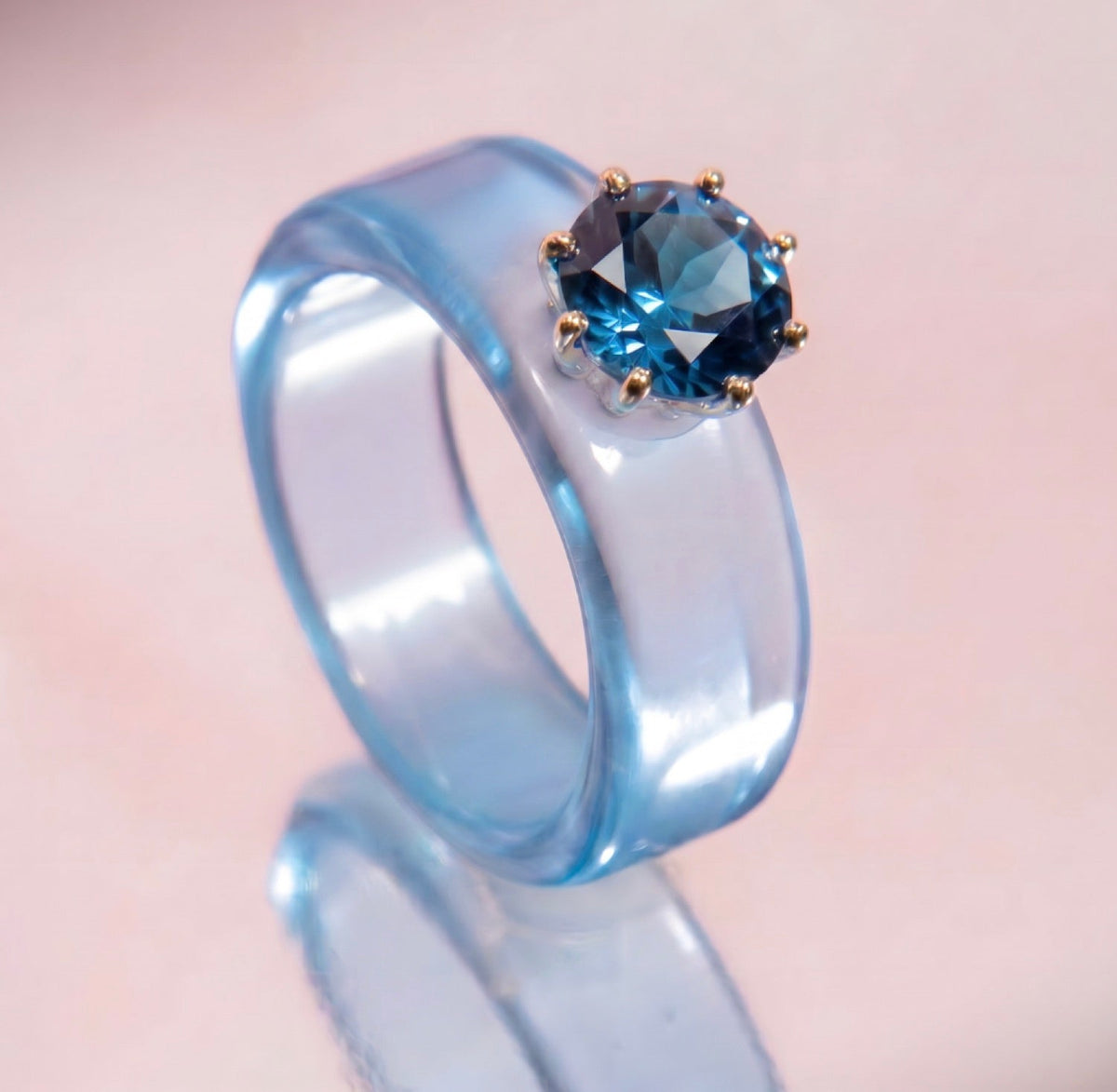 Anillo CG de topacio London Blue y resina celeste