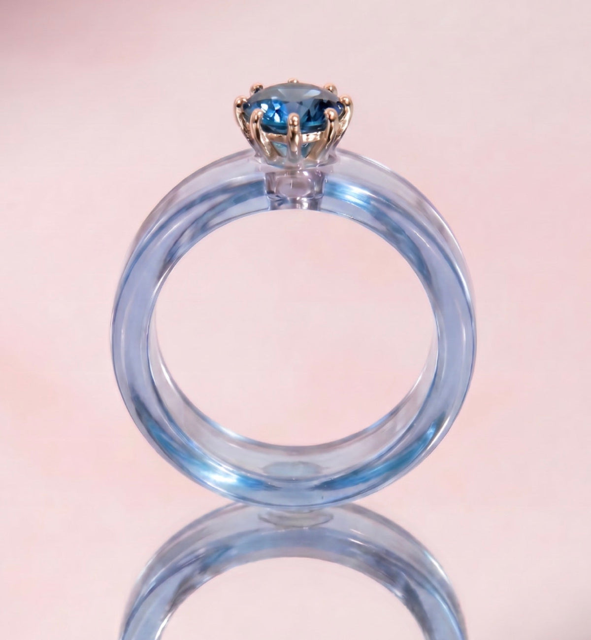 Anillo CG de topacio London Blue y resina celeste, de frente