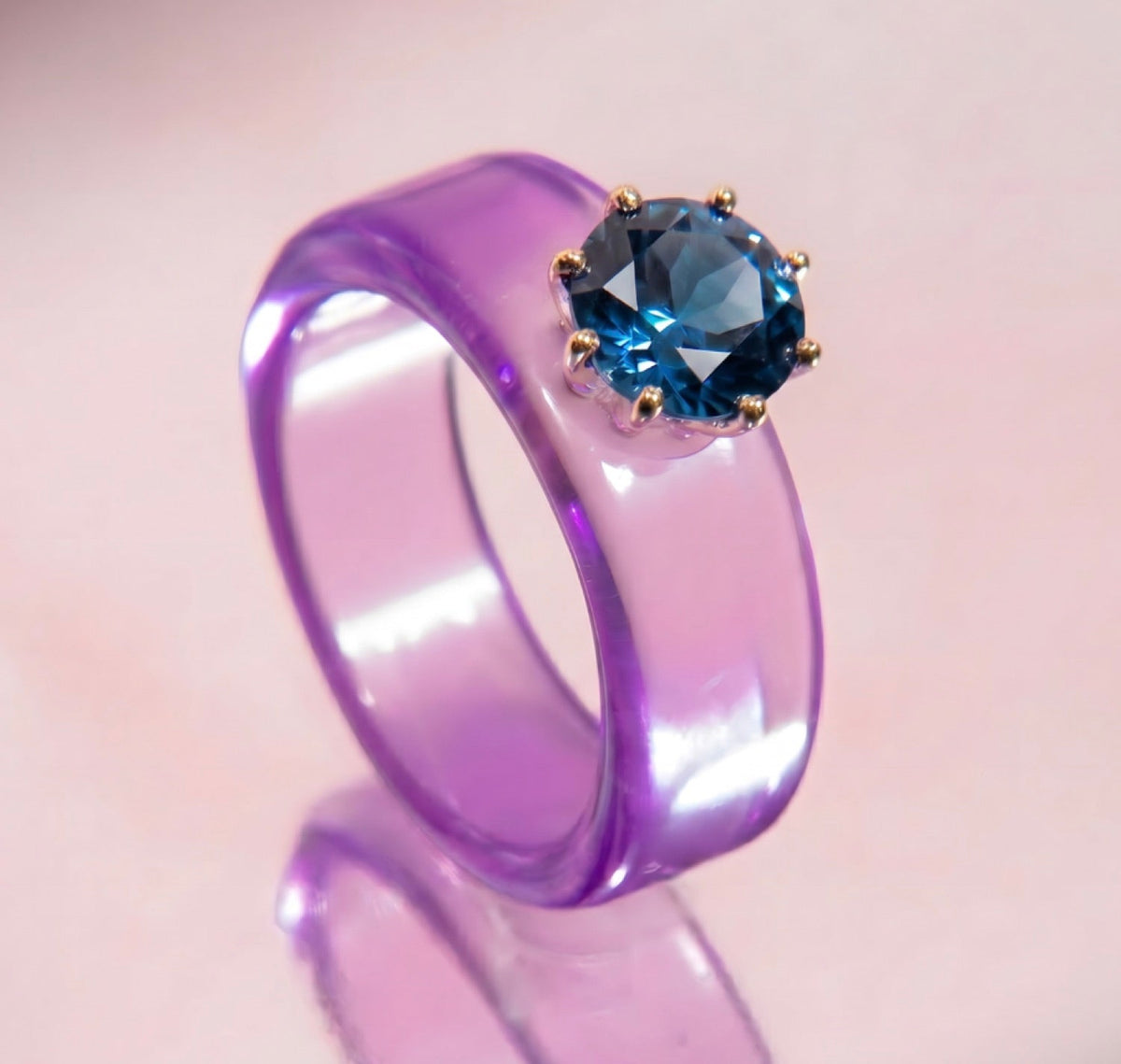 Anillo CG de topacio London Blue y resina morada
