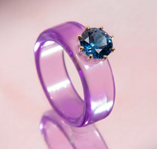 Anillo CG de topacio London Blue y resina morada