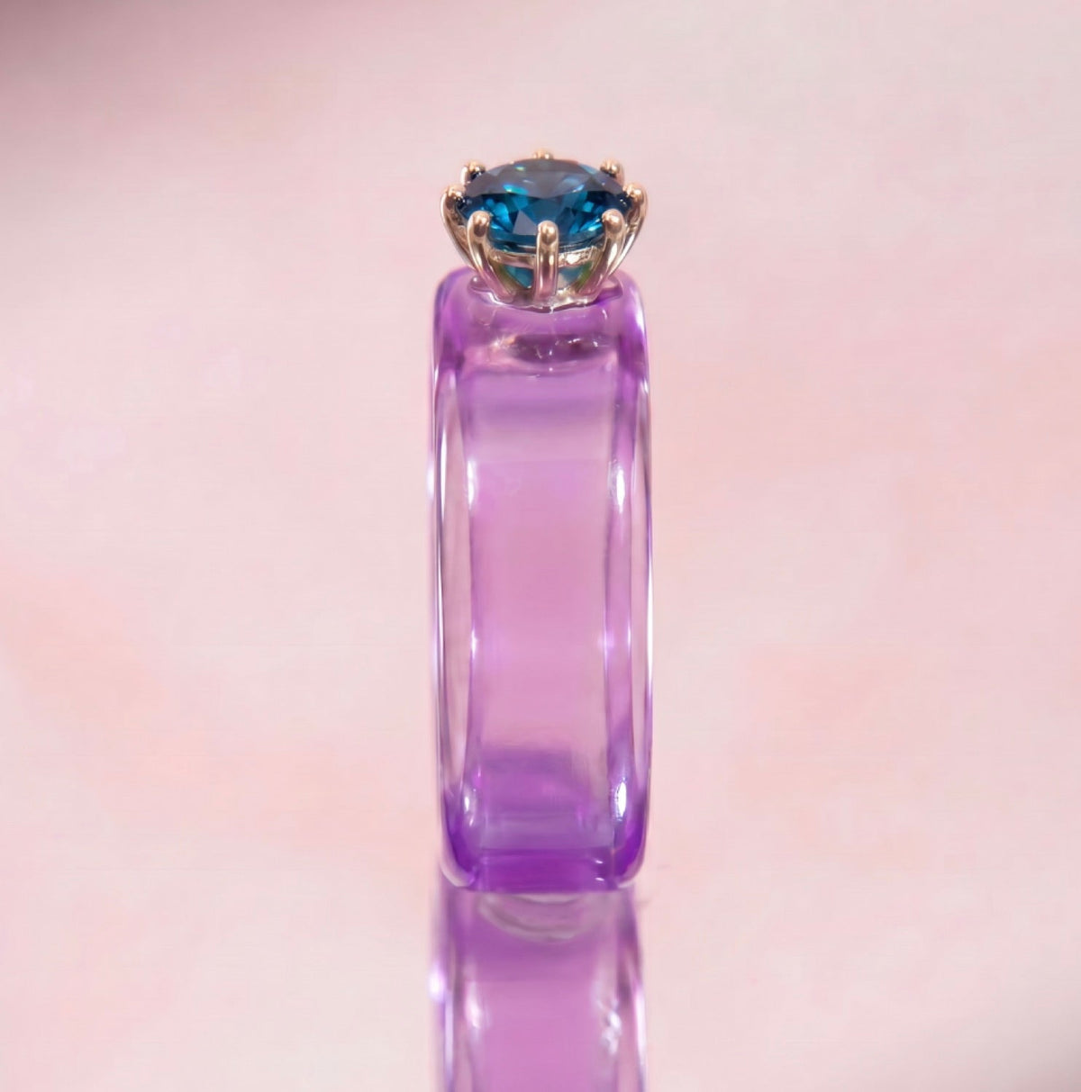 Anillo CG de topacio London Blue y resina morada, de frente
