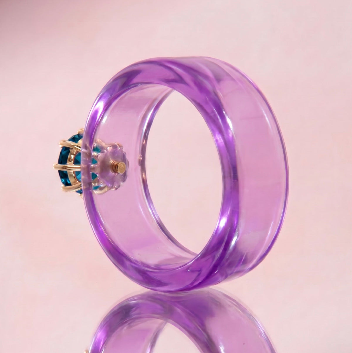 Anillo CG de topacio London Blue y resina morada, vista trasera