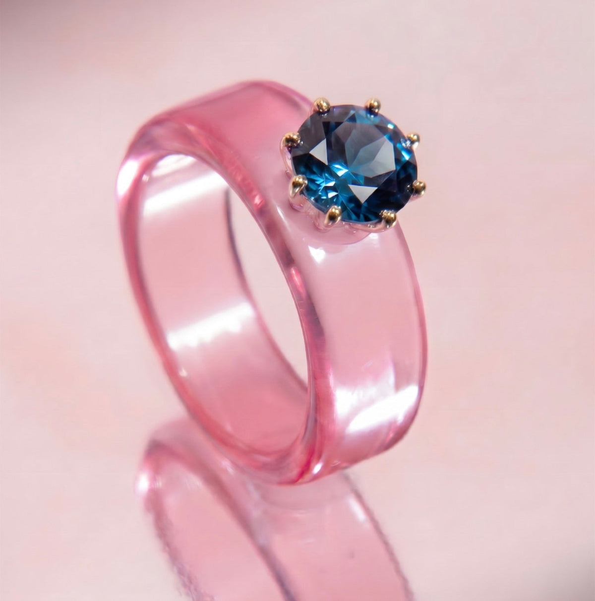 Anillo CG de topacio London Blue y resina rosa