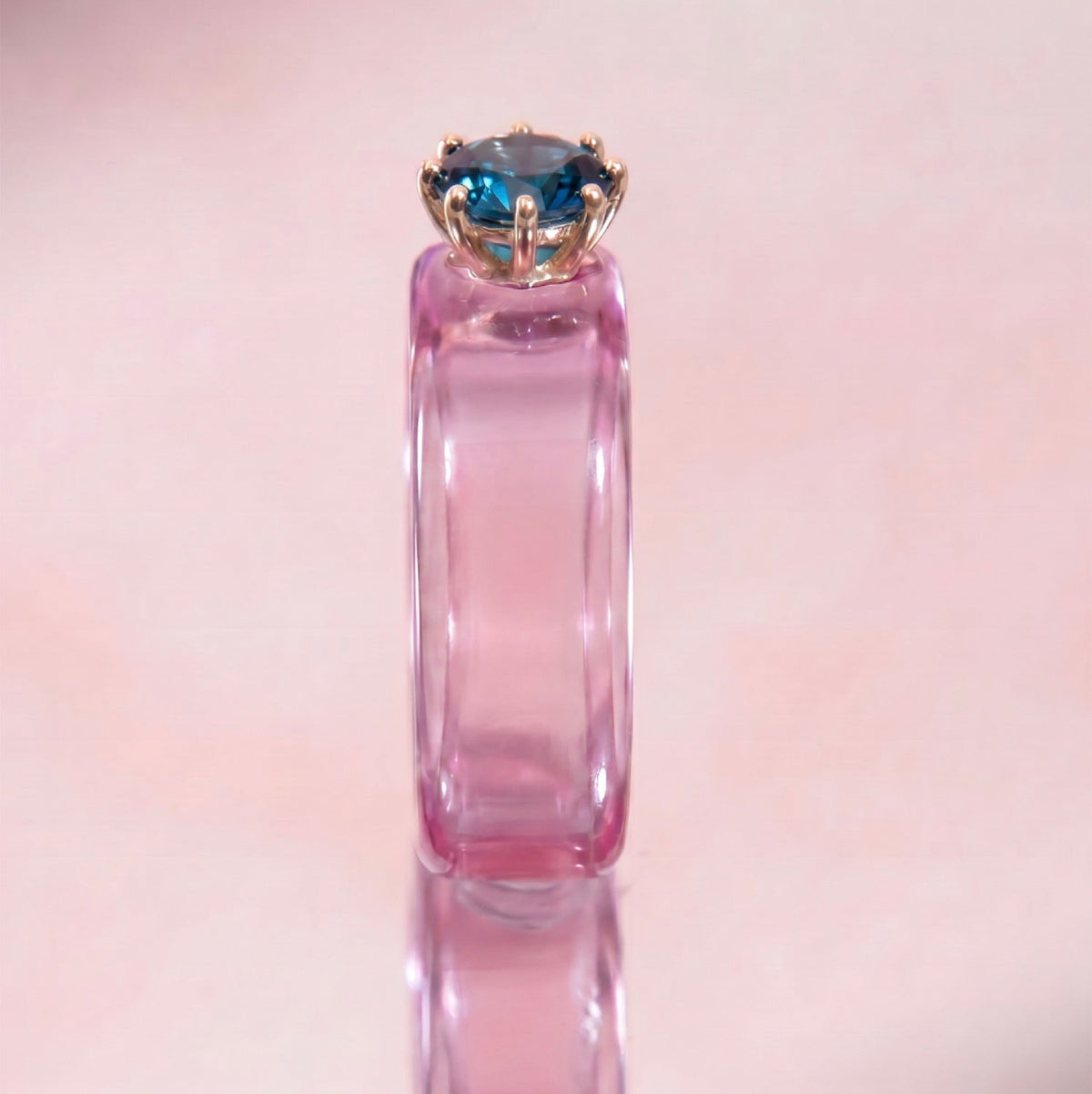 Anillo CG de topacio London Blue y resina rosa, de frente