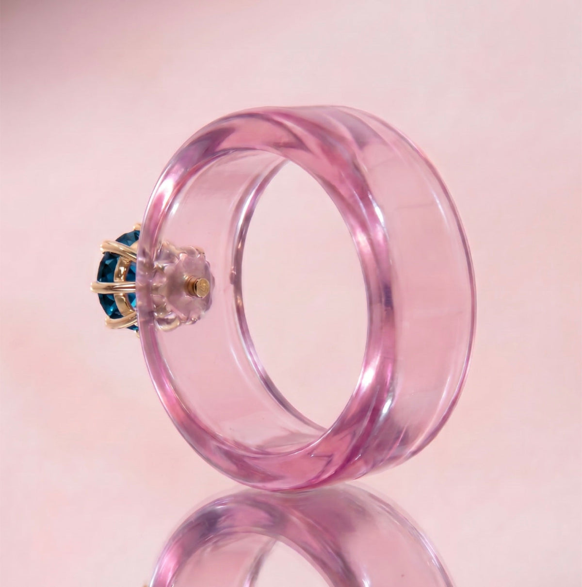 Anillo CG de topacio London Blue y resina rosa, vista trasera