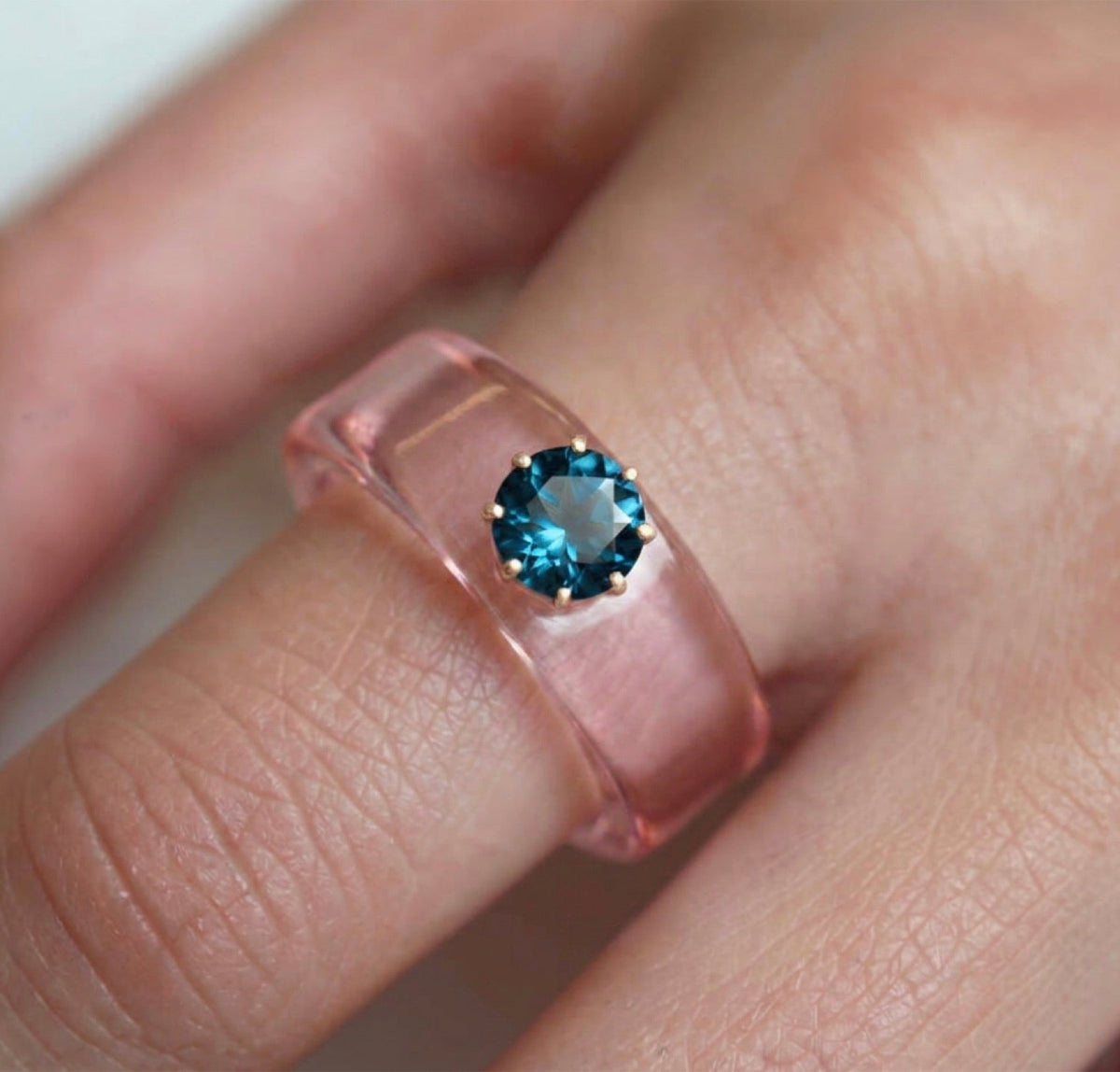 Anillo CG de topacio London Blue y resina rosa, toma vertical