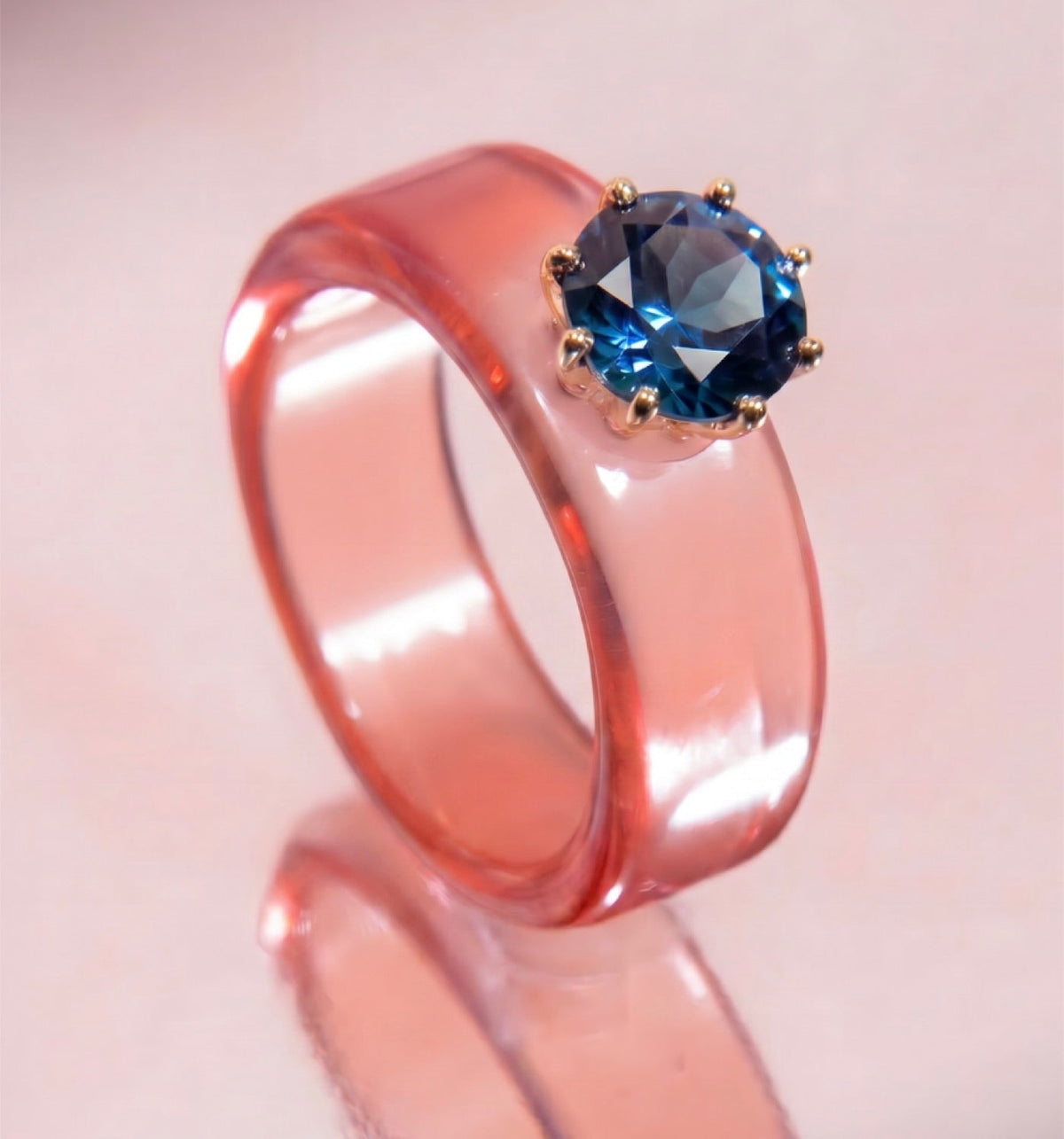 Anillo CG de topacio London Blue y resina salmón