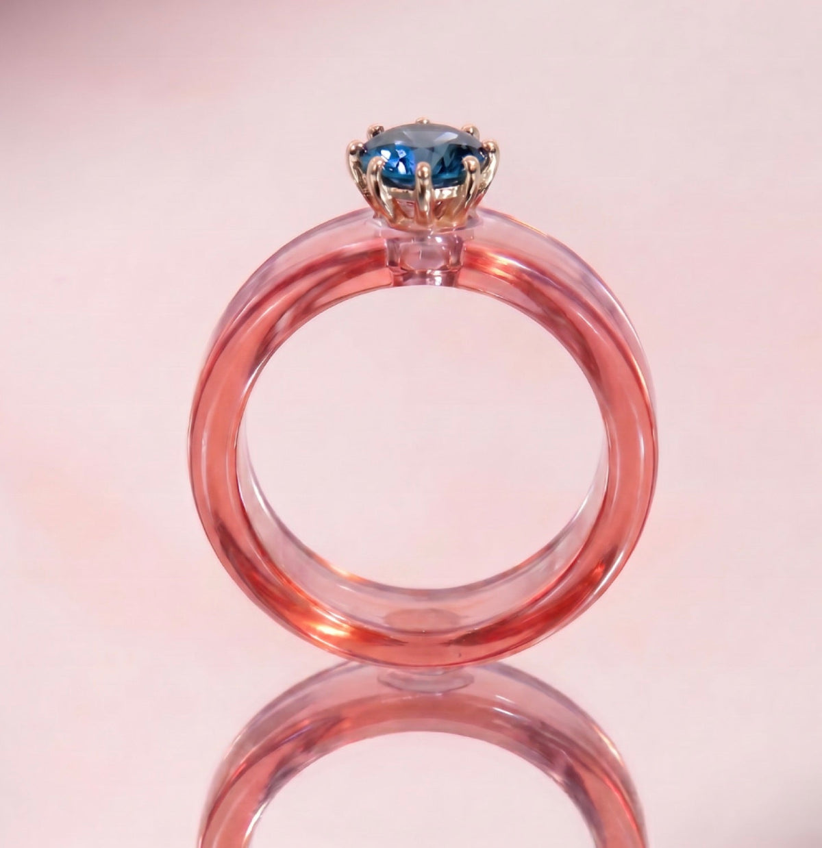 Anillo CG de topacio London Blue y resina salmón, de frente