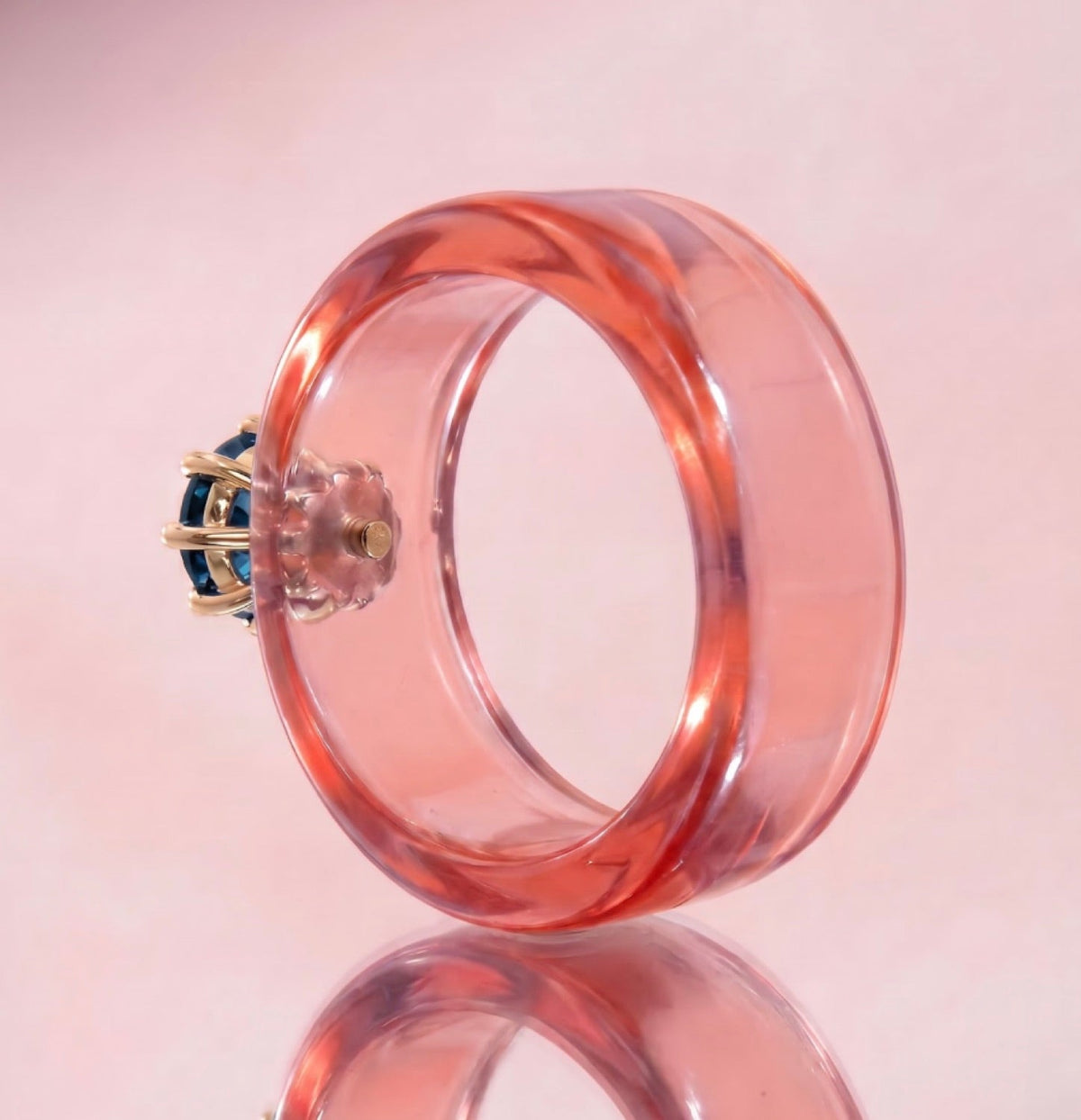 Anillo CG de topacio London Blue y resina salmón, vista trasera