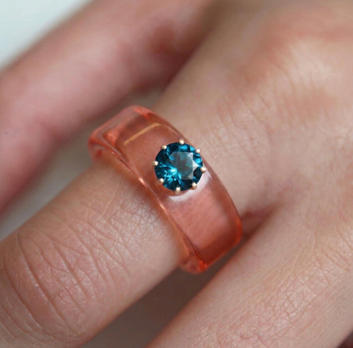 Anillo CG de topacio London Blue y resina salmón, toma vertical