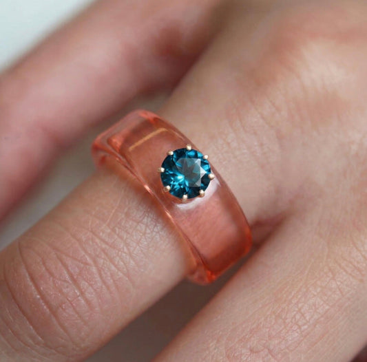 Anillo CG de topacio London Blue y resina salmón, toma vertical