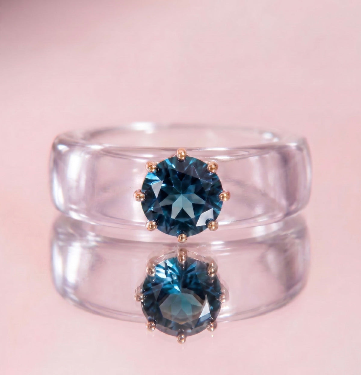 Anillo CG de topacio London Blue y resina transparente, puesto en la mano