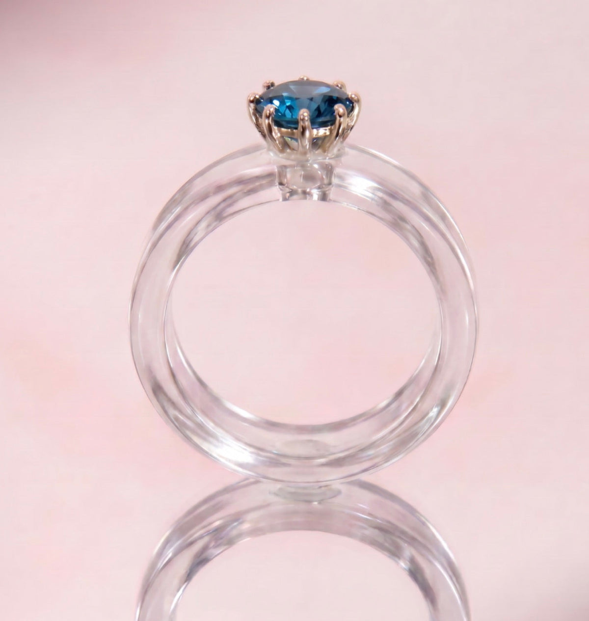 Anillo CG de topacio London Blue y resina transparente, de frente
