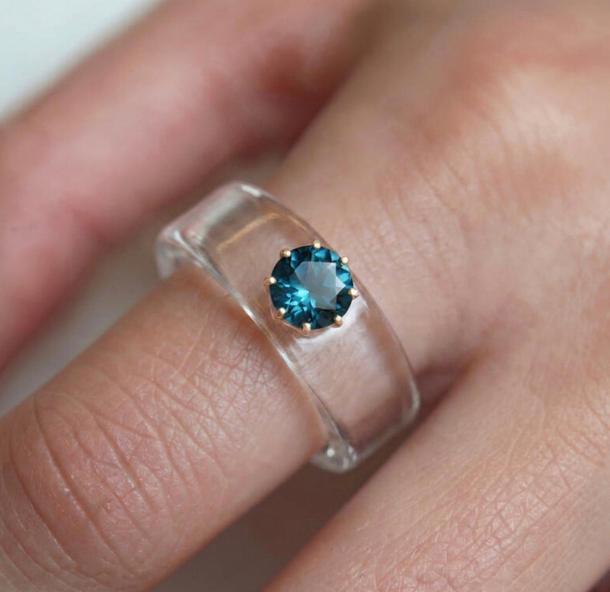 Anillo CG de topacio London Blue y resina transparente, toma vertical