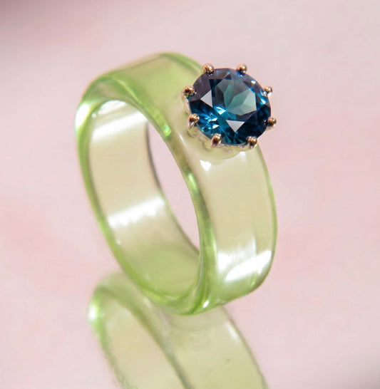 Anillo CG de topacio London Blue y resina verde