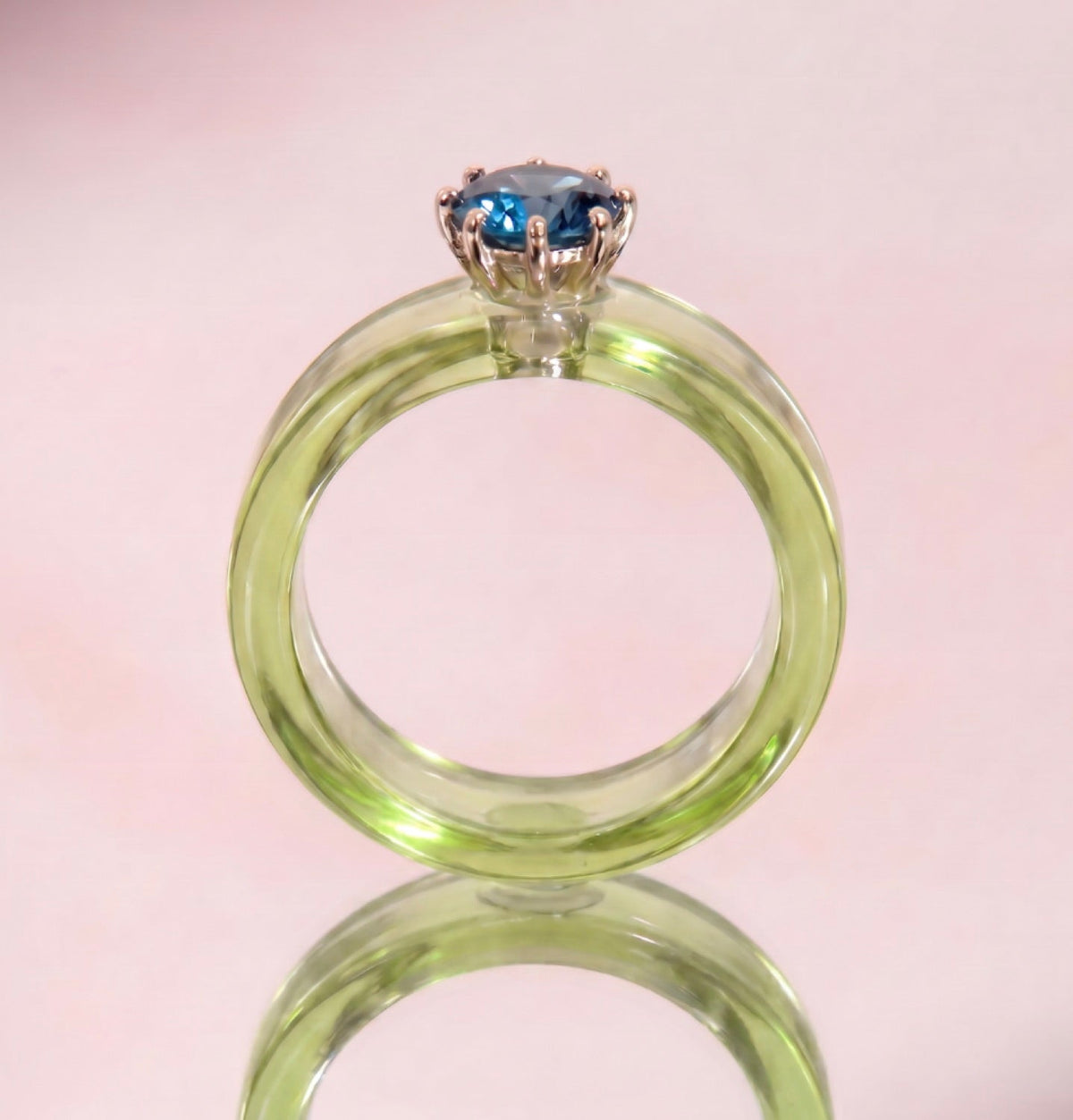 Anillo CG de topacio London Blue y resina verde, de frente