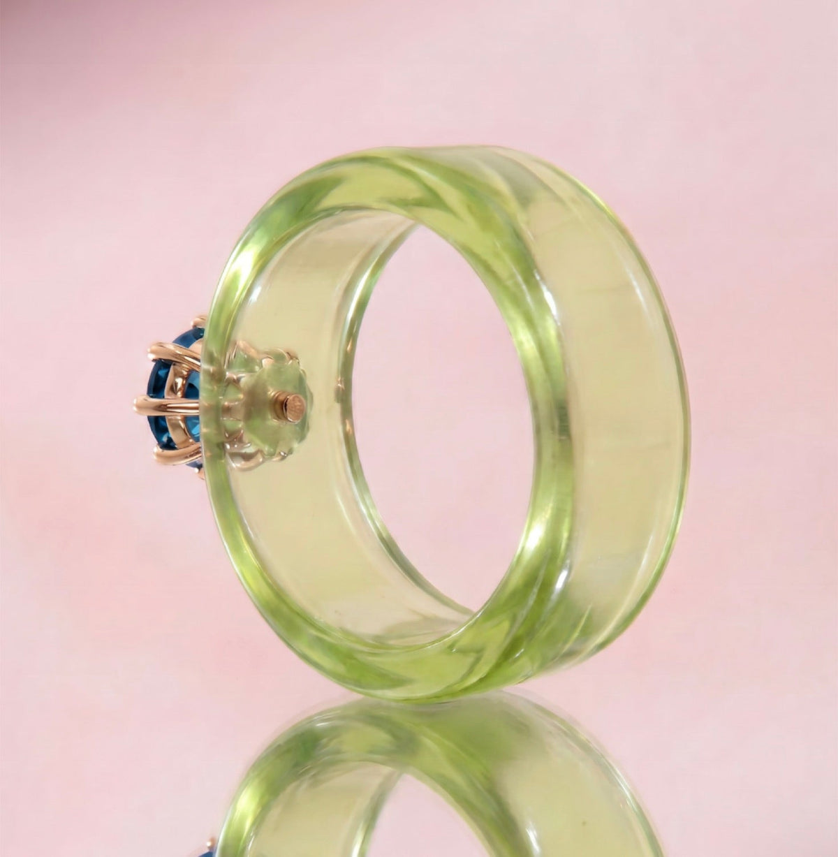 Anillo CG de topacio London Blue y resina verde, vista trasera