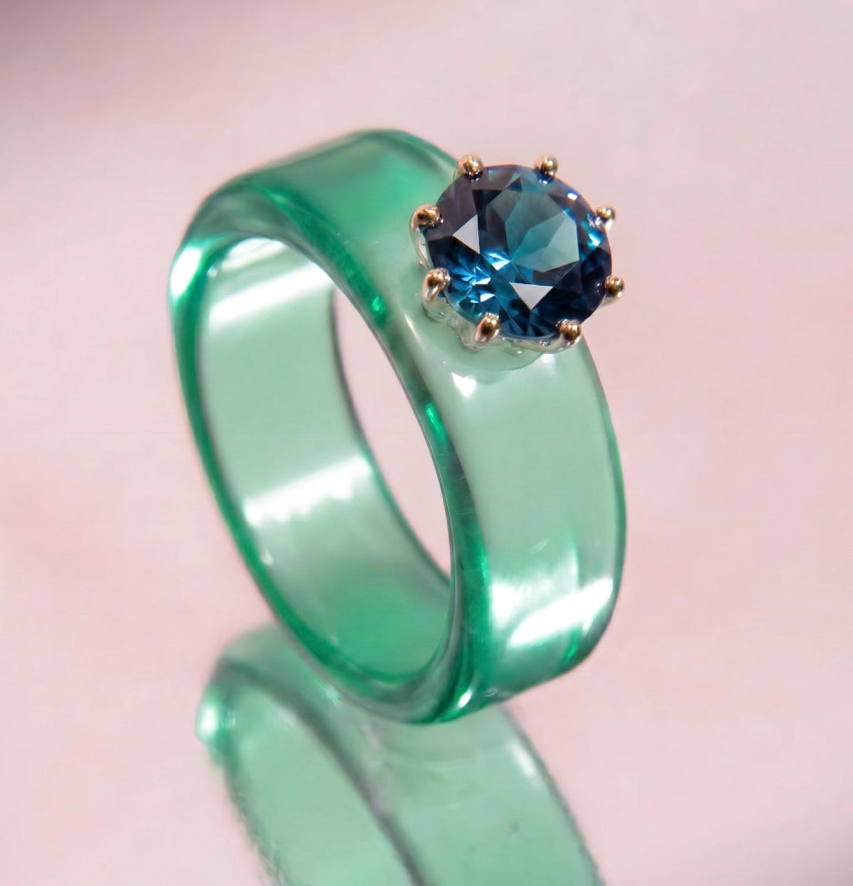 Anillo CG de topacio London Blue y resina menta