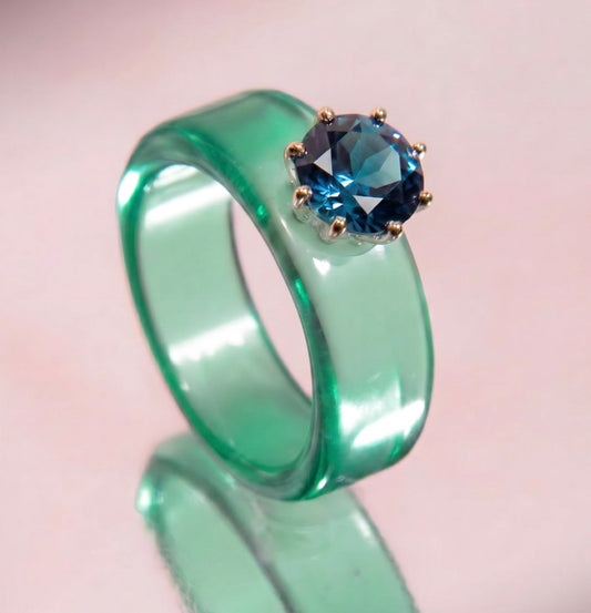 Anillo CG de topacio London Blue y resina menta