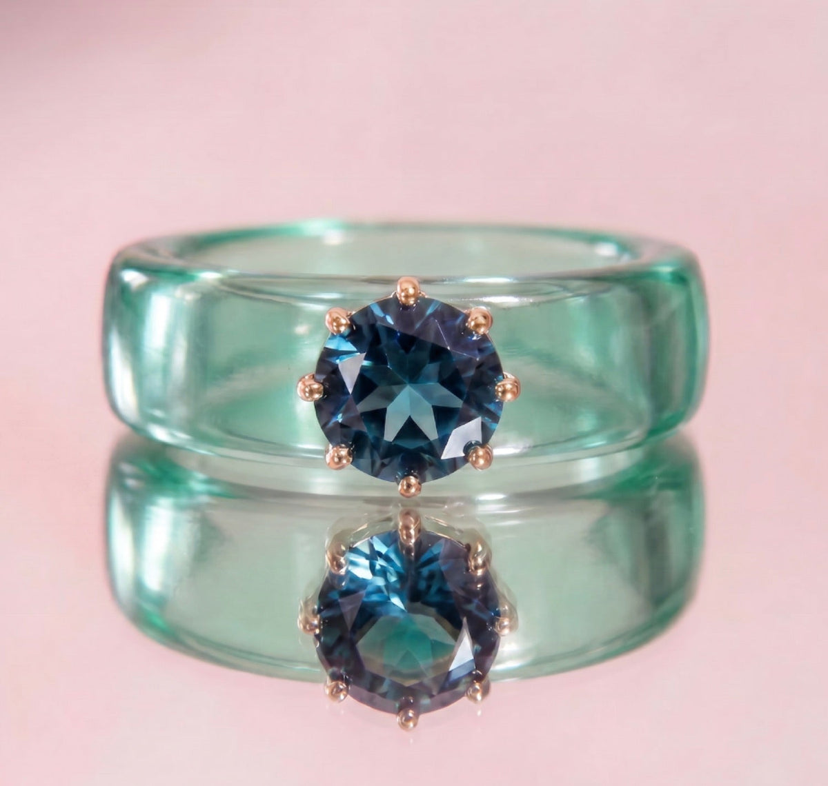 Anillo CG de topacio London Blue y resina menta, puesto en la mano