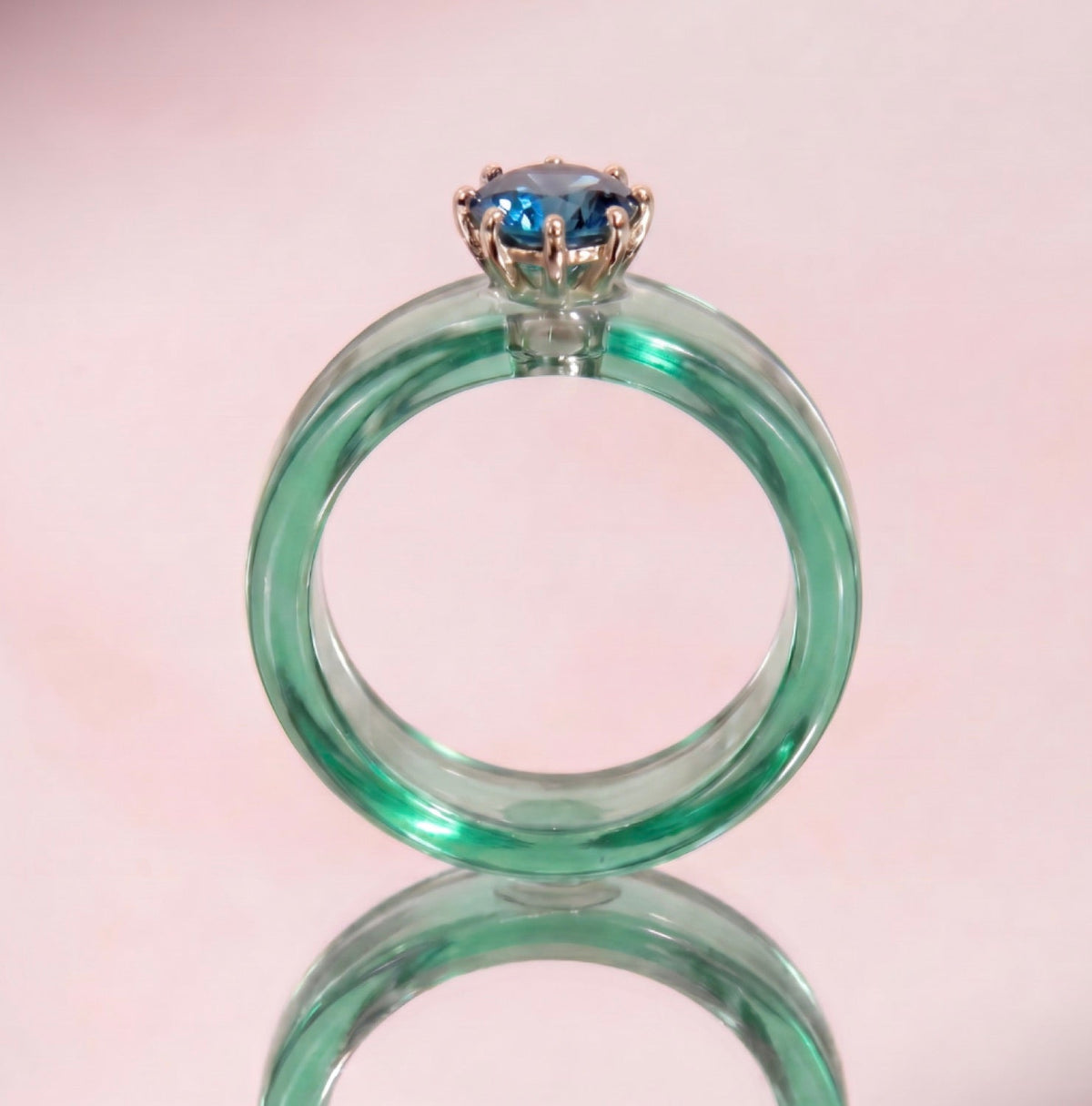 Anillo CG de topacio London Blue y resina menta, de frente
