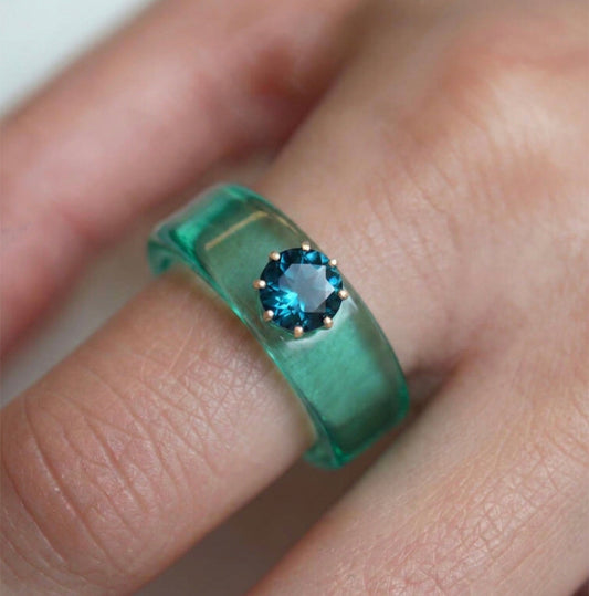 Anillo CG de topacio London Blue y resina menta, toma vertical