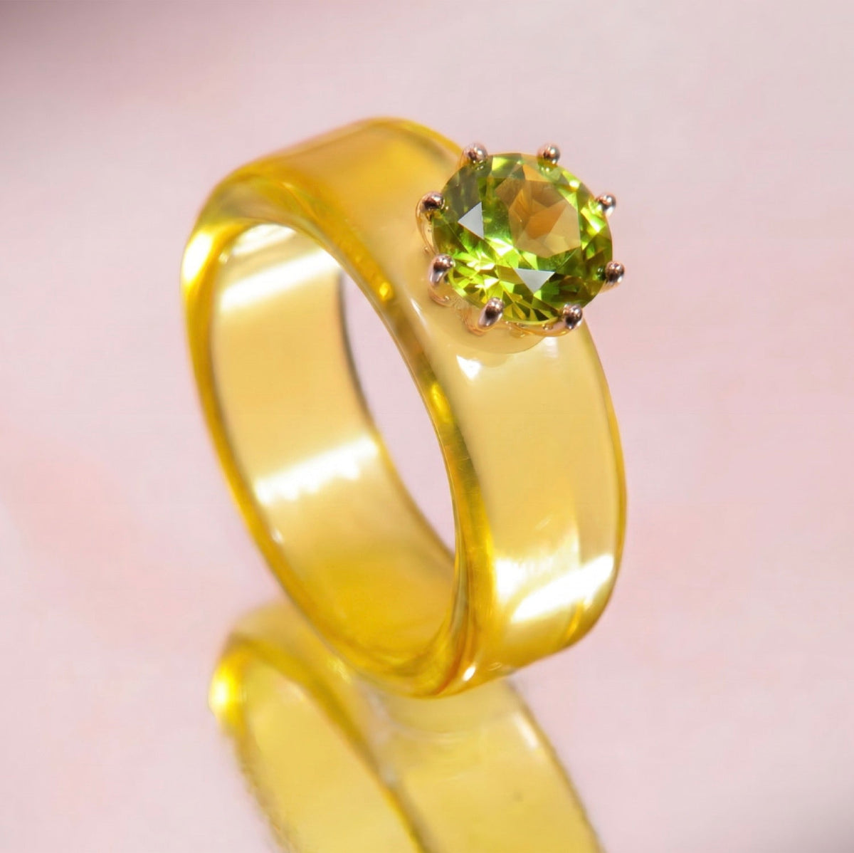 Anillo CG de peridoto y resina amarilla