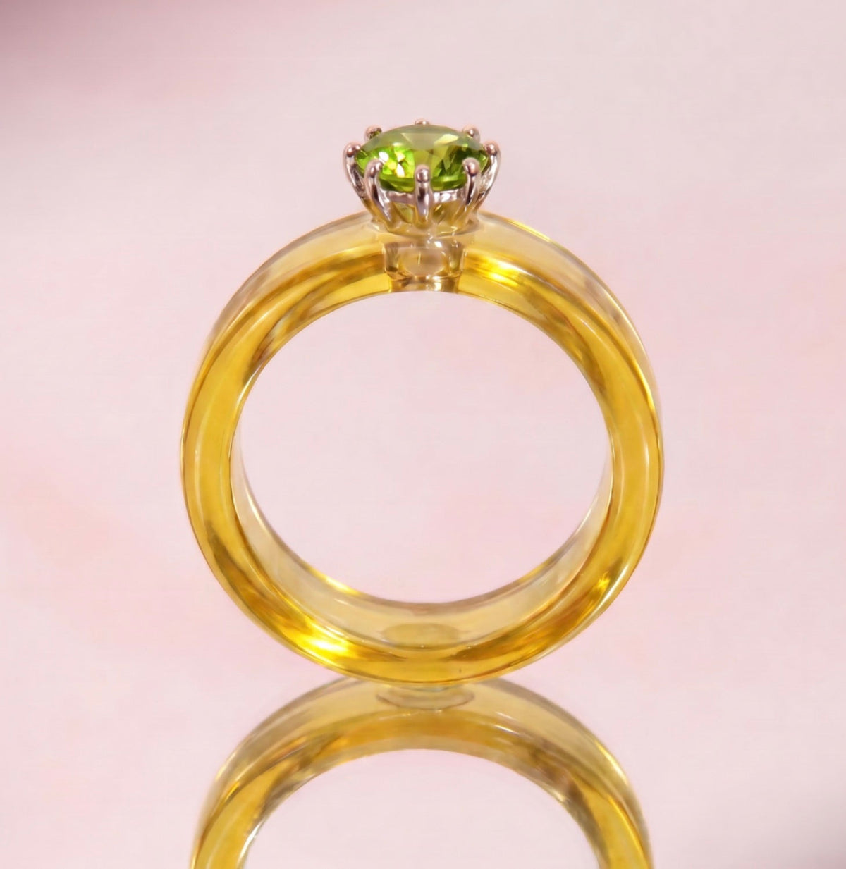 Anillo CG de peridoto y resina amarilla, de frente