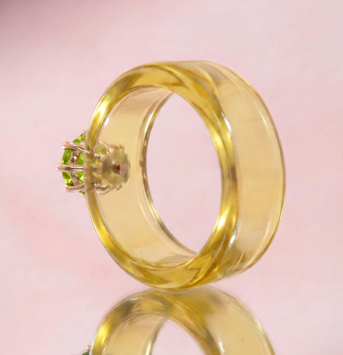 Anillo CG de peridoto y resina amarilla, vista trasera
