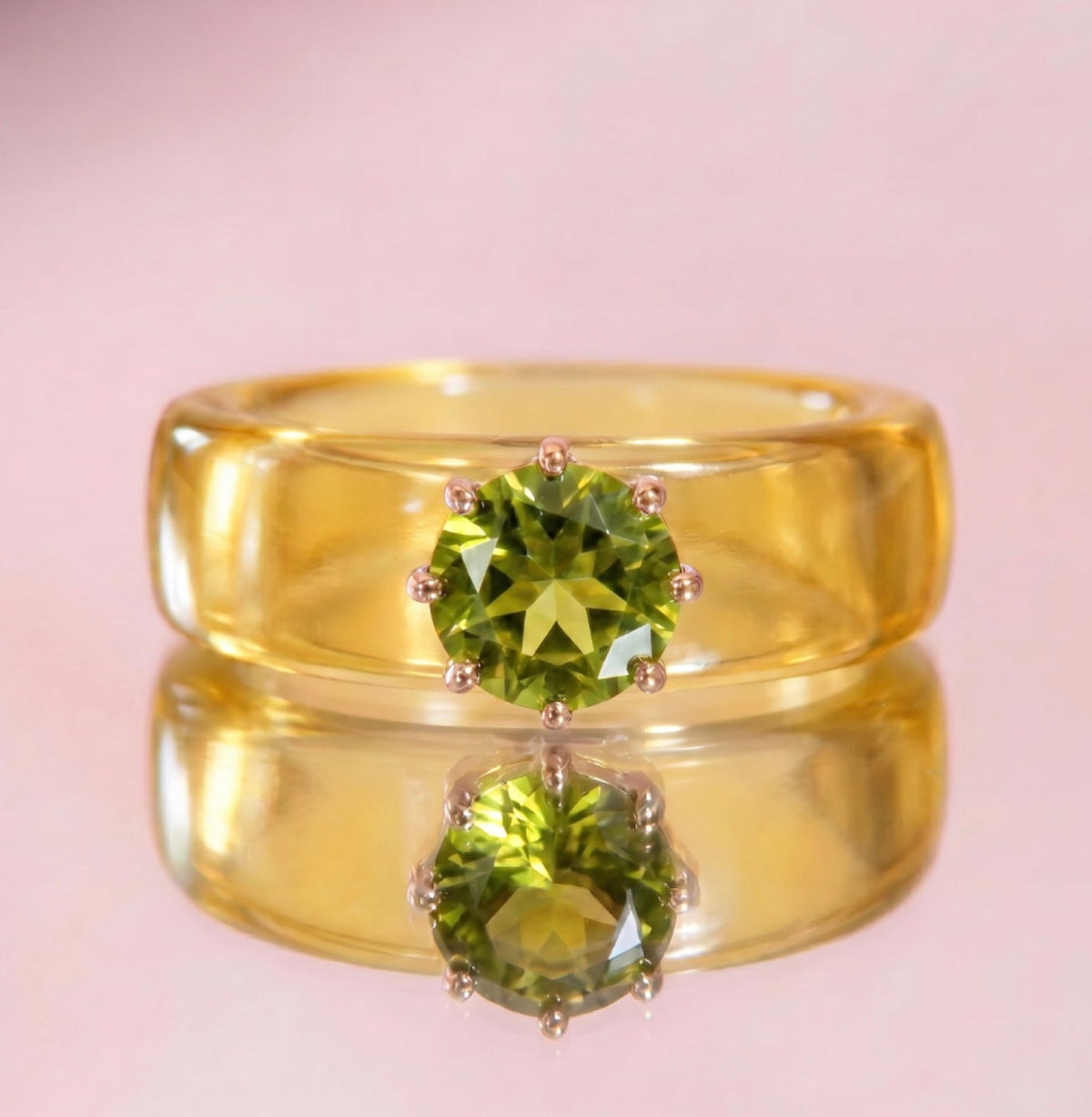 Anillo CG de peridoto y resina amarilla, toma vertical