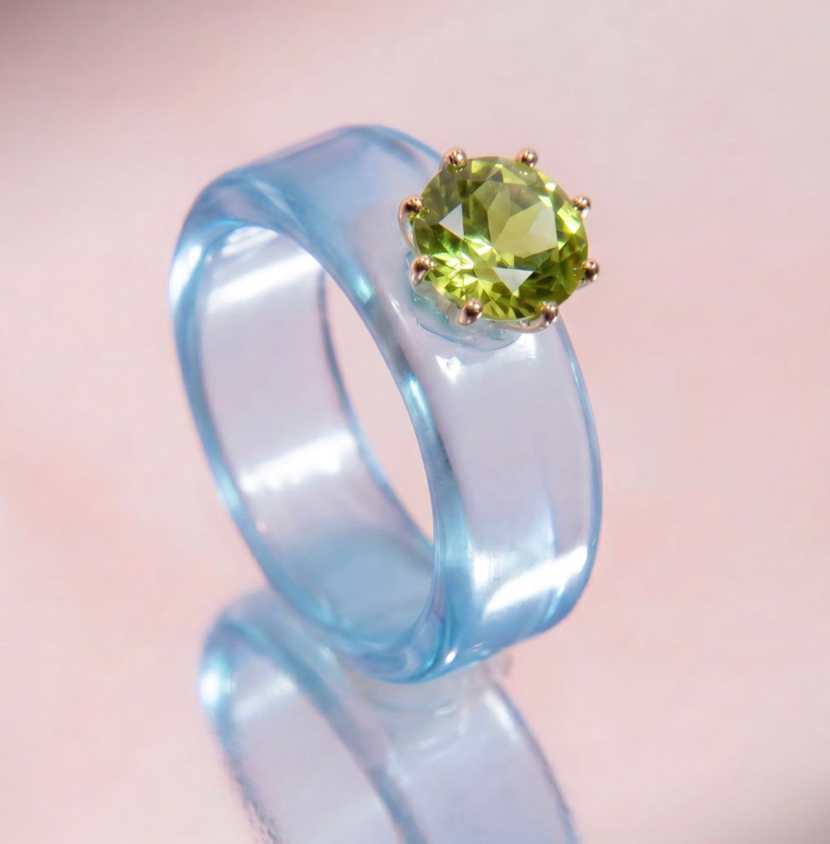Anillo CG de peridoto y resina celeste