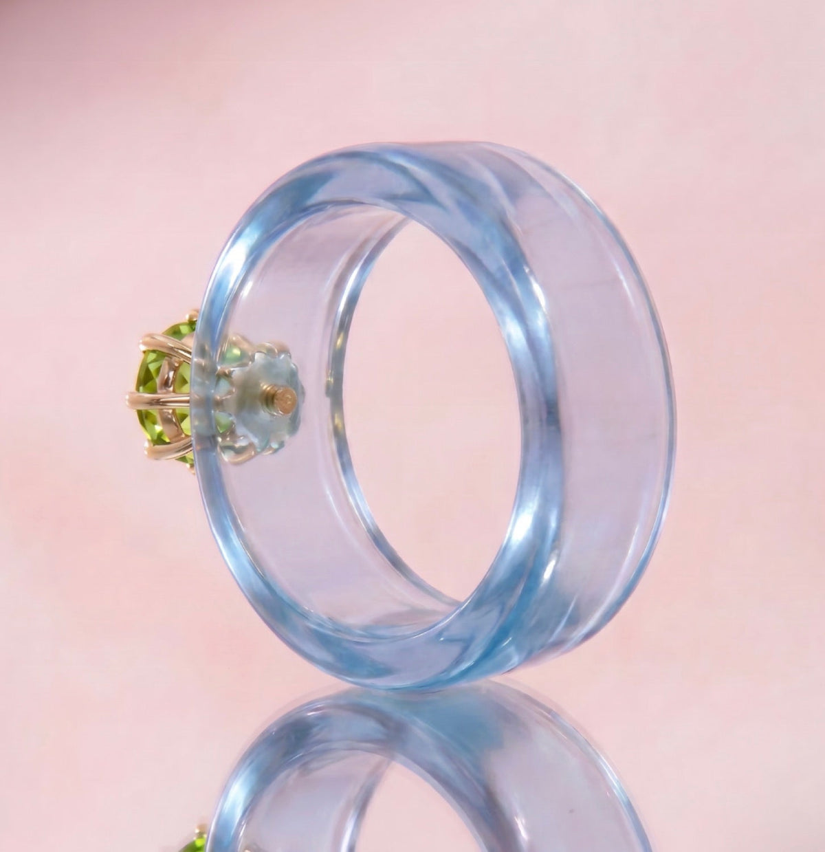 Anillo CG de peridoto y resina celeste, de frente