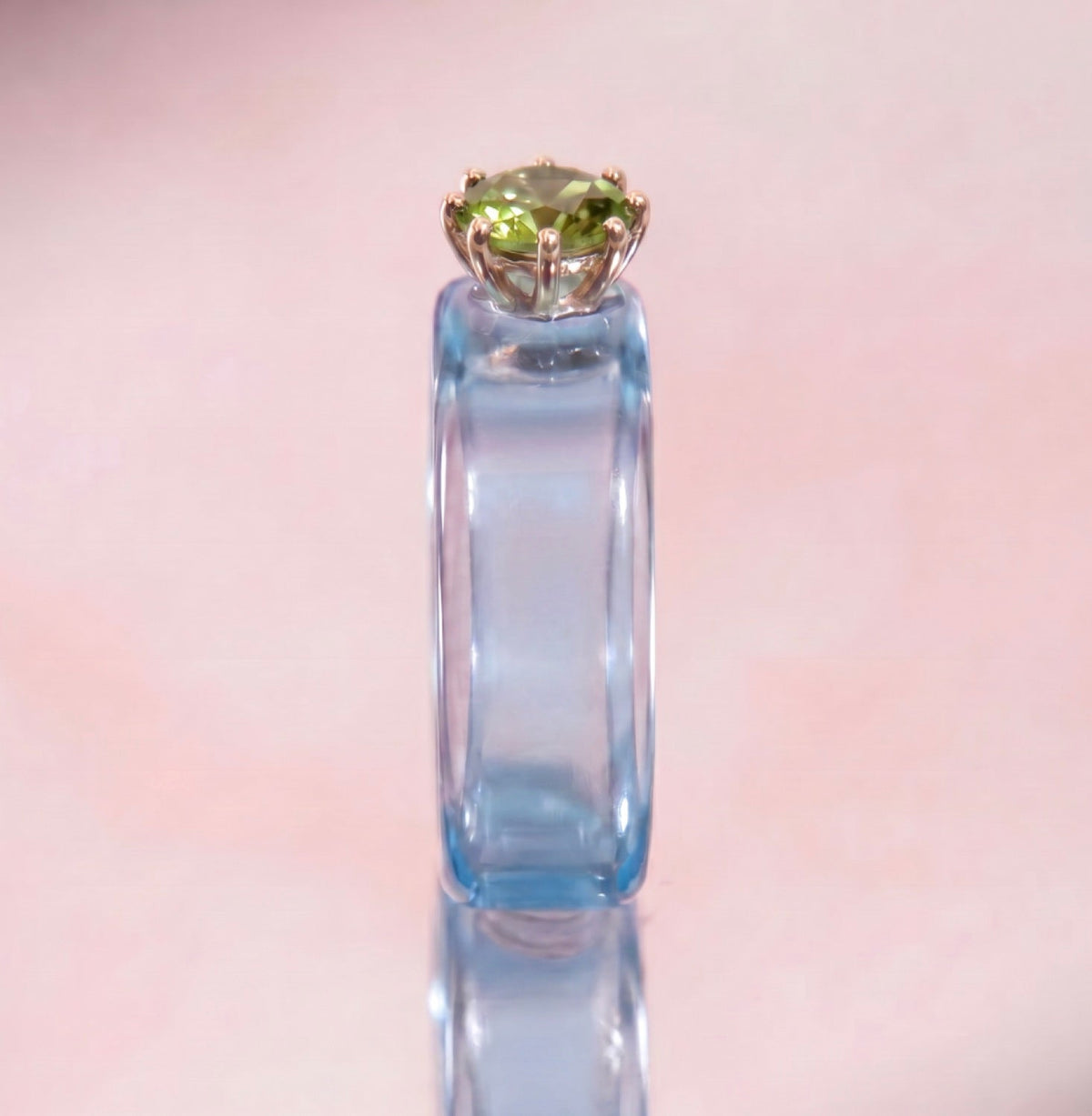 Anillo CG de peridoto y resina celeste, vista trasera