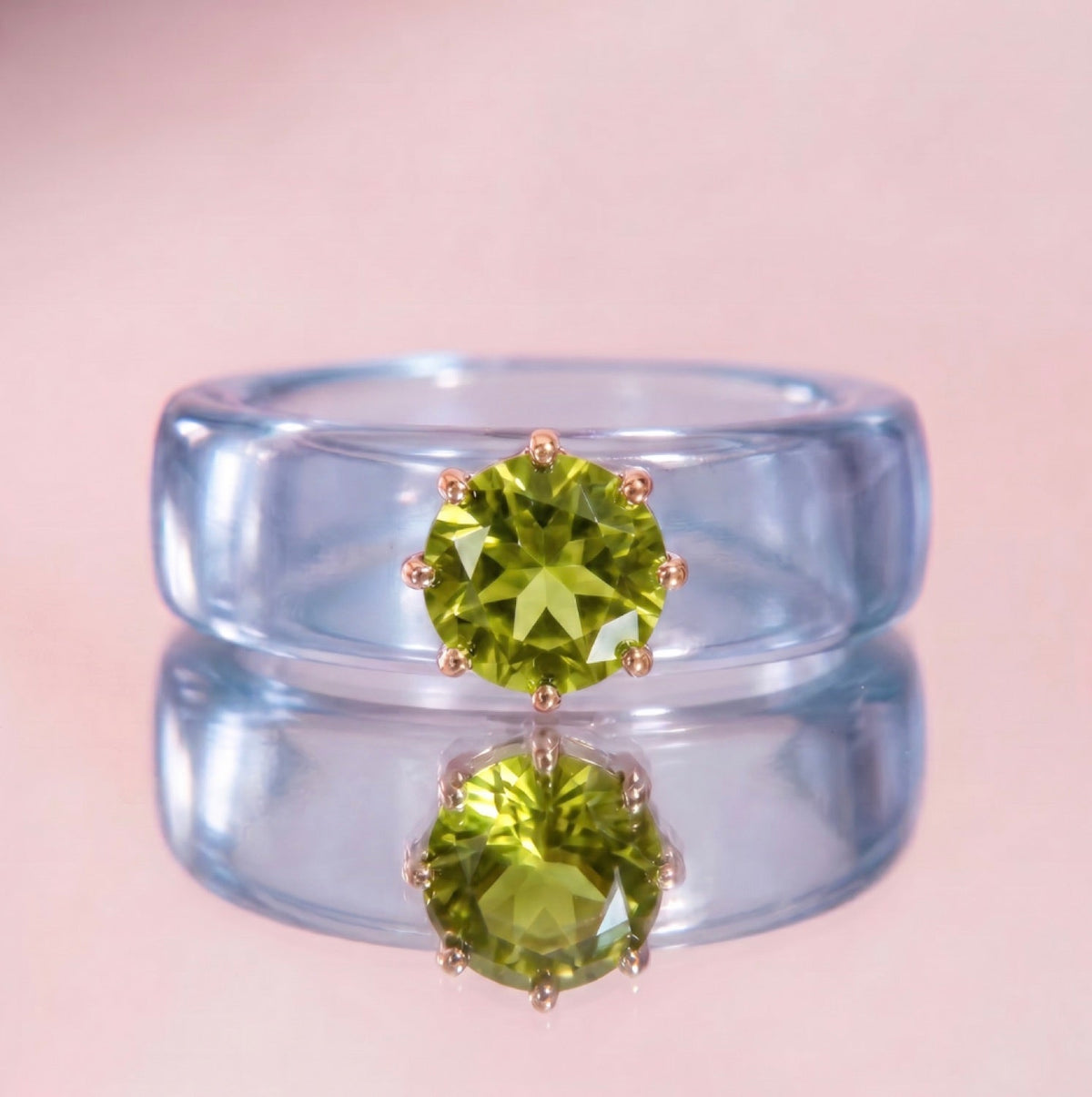 Anillo CG de peridoto y resina celeste, toma vertical