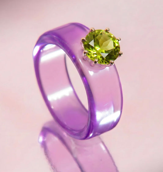 Anillo CG de peridoto y resina morada