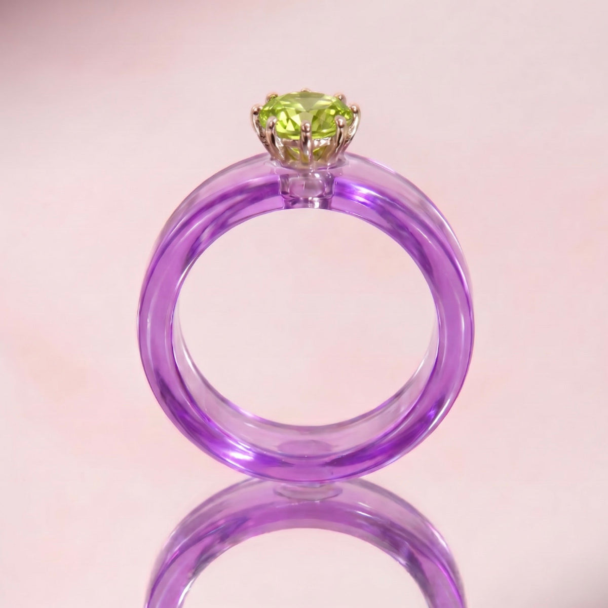 Anillo CG de peridoto y resina morada, de frente