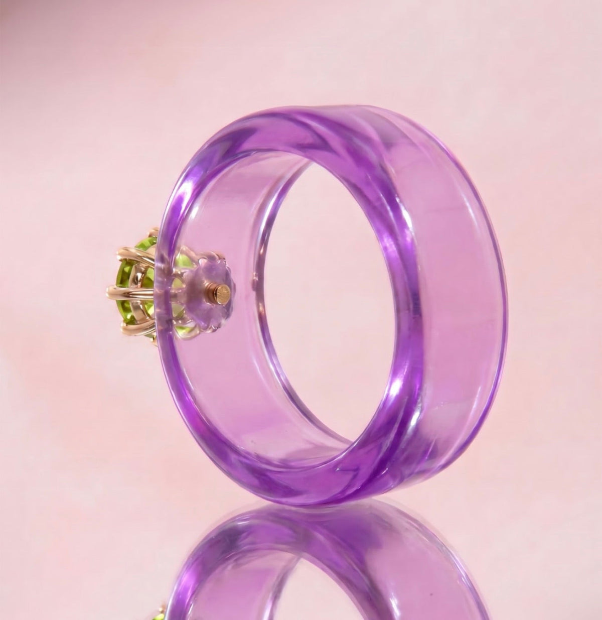 Anillo CG de peridoto y resina morada, vista trasera