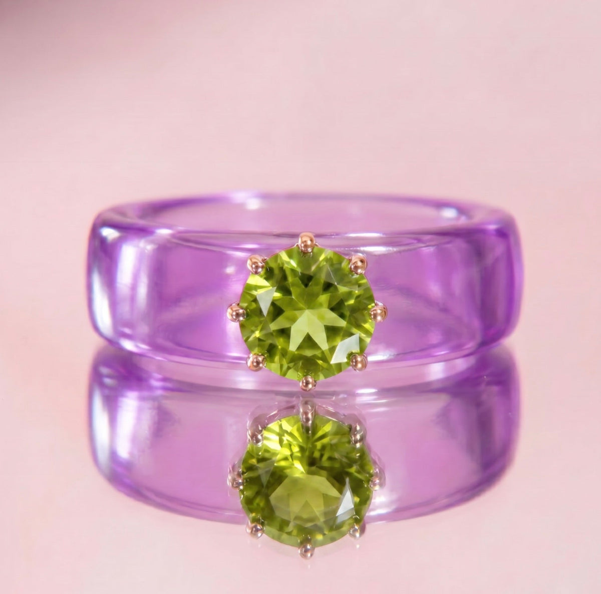 Anillo CG de peridoto y resina morada, toma vertical