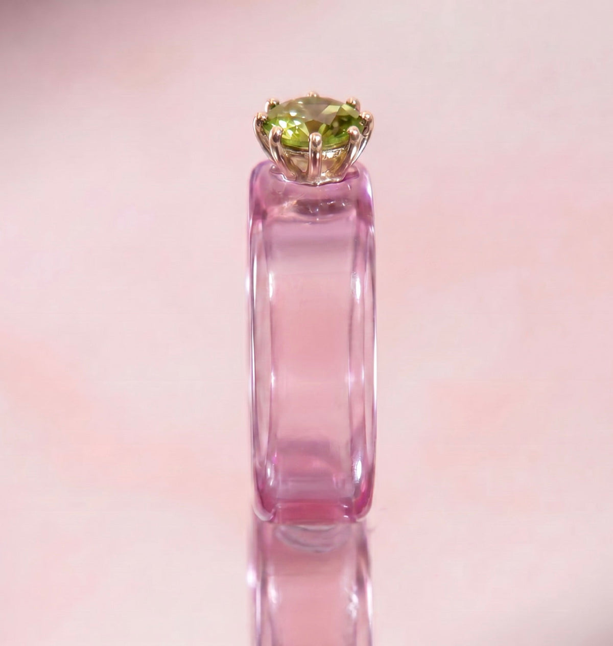 Anillo CG de peridoto y resina rosa, de frente