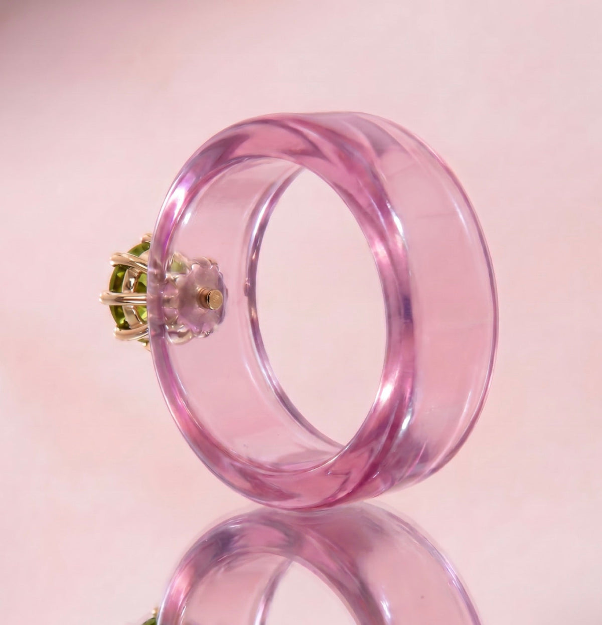 Anillo CG de peridoto y resina rosa, vista trasera