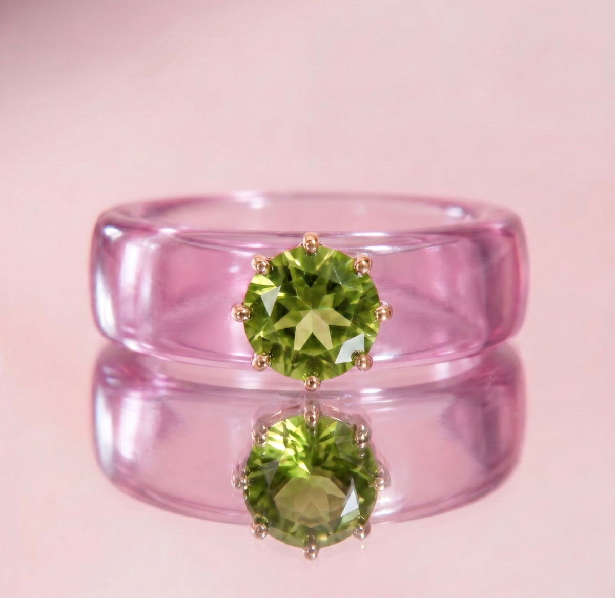 Anillo CG de peridoto y resina rosa, toma vertical