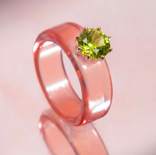Anillo CG de peridoto y resina salmón