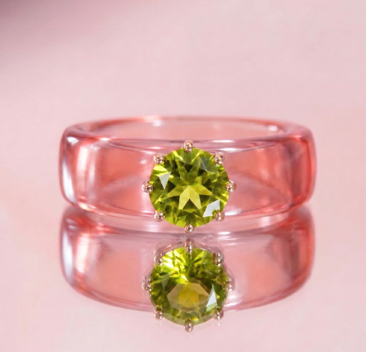 Anillo CG de peridoto y resina salmón, de frente