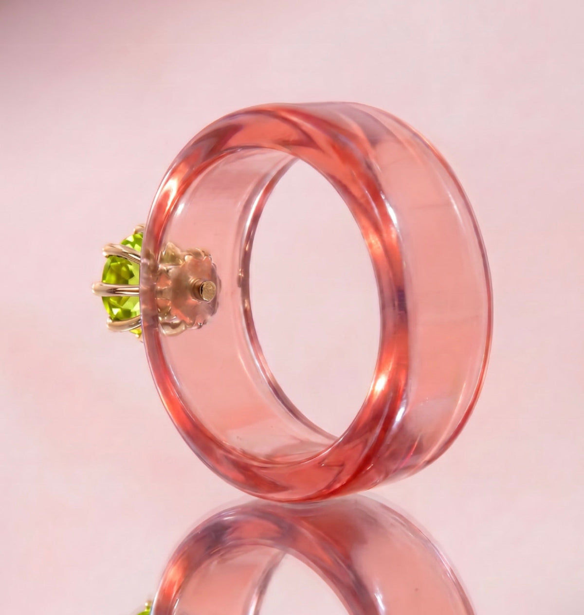 Anillo CG de peridoto y resina salmón, vista trasera