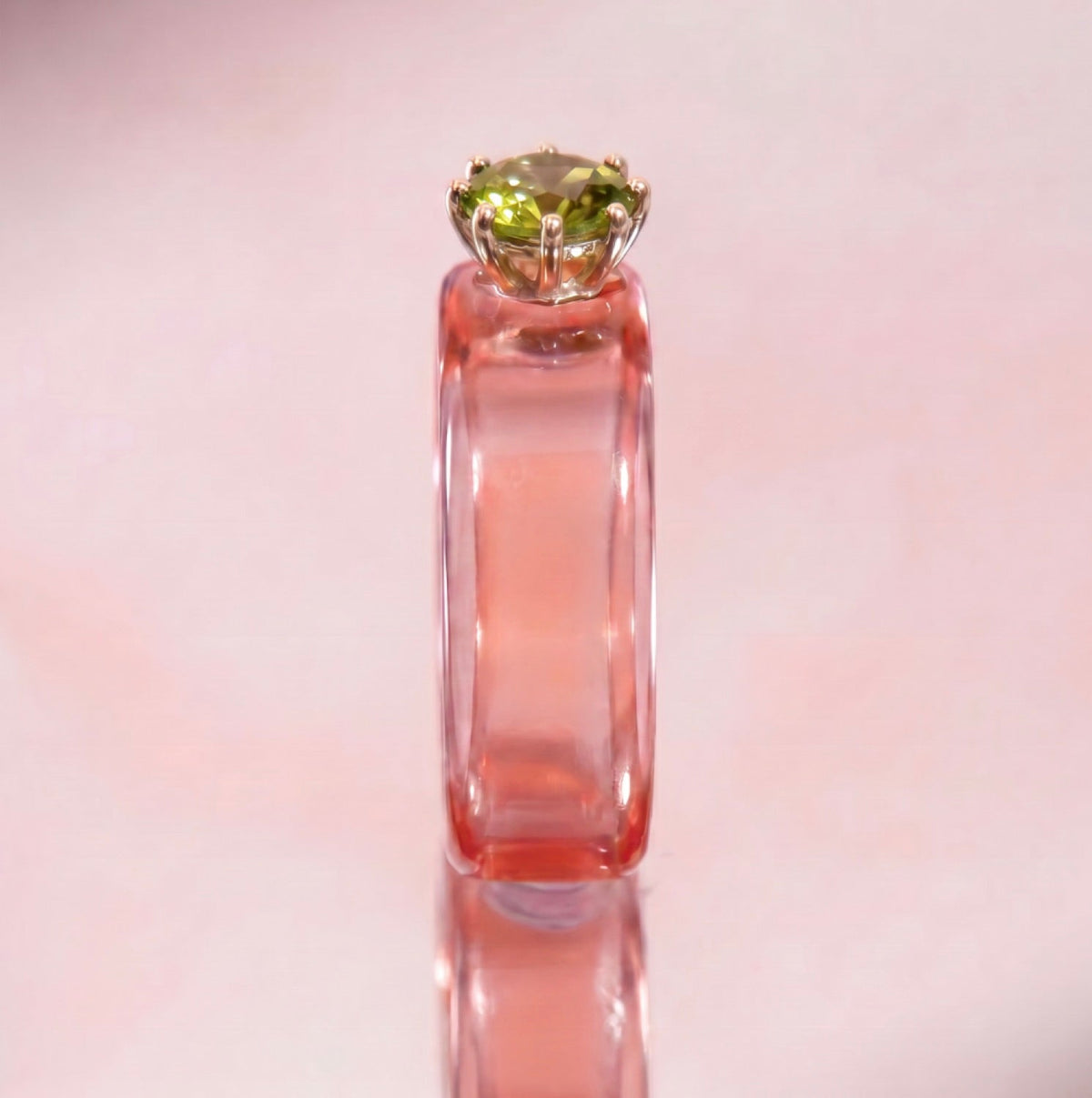 Anillo CG de peridoto y resina salmón, toma vertical
