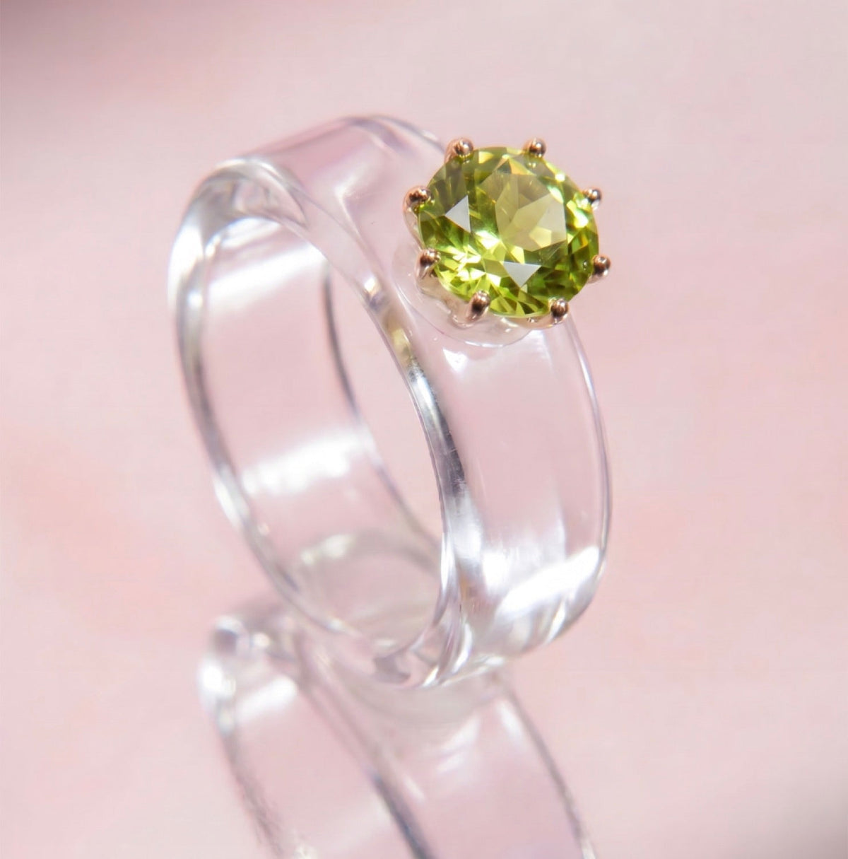 Anillo CG de peridoto y resina transparente